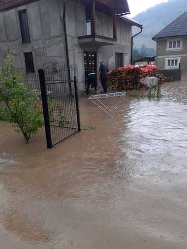 Alba: 3 locuinţe distruse si 10 afectate, la Dăroaia / 60 de persoane au fost relocate / Oamenii, cazaţi în Căminul cultural din Roşia Montană