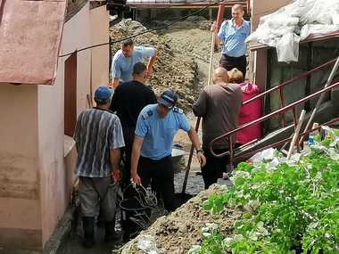 IGSU: 36 de localităţi din 15 judeţe, afectate de inundaţii în urma ploilor abundente din ultimele 24 de ore/ Zeci de persoane au fost evacuate 