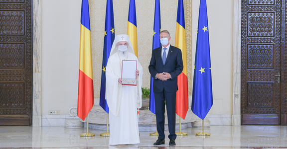 Patriarhul Daniel a fost decorat de preşedintele Klaus Iohannis cu Ordinul Naţional „Steaua României” în grad de Colan