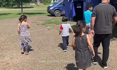 Familie de cetăţeni irakieni, aflată în stare de deshidratare, sprijinită de poliţiştii de frontieră - VIDEO