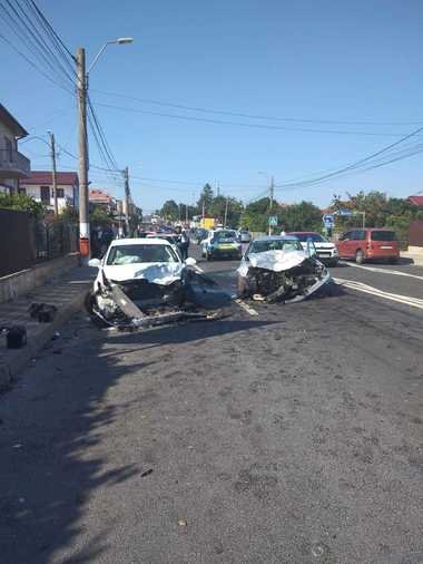 UPDATE Constanţa: Opt persoane, printre care şi un copil, rănite într-un accident, după ce două maşini s-au ciocnit. Şoferul uneia dintre ele consumase băuturi alcoolice - FOTO / VIDEO
