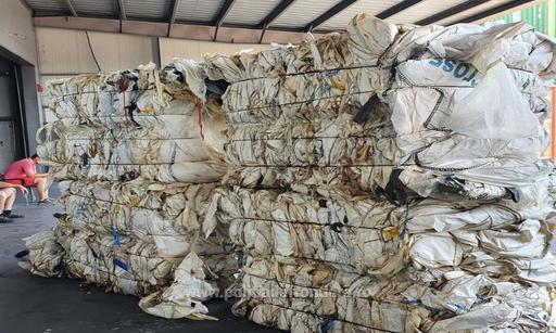 Patru containere, încărcate cu 63 de tone de deşeuri, descoperite în Portul Constanţa Sud Agigea 