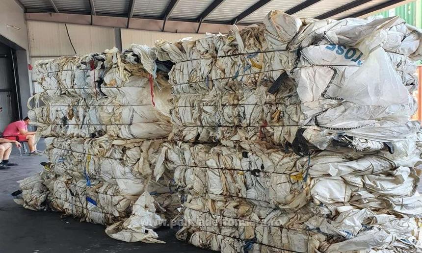 Patru containere, încărcate cu 63 de tone de deşeuri, descoperite în Portul Constanţa Sud Agigea 