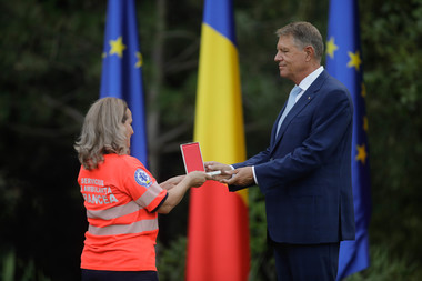 Iohannis a decorat medici şi asistenţi medicali: Aţi reprezentat avanpostul în lupta cu virusul, fiind primii în contact cu pacienţii COVID-19/ Deşi ne aflăm într-o perioadă cu număr scăzut de infectări, trebuie să fim realişti. Pandemia nu s-a încheiat