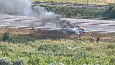 Circulaţie îngreunată pe sensul către Bucureşti al A2, în apropiere de Feteşti, din cauza unui incendiu izbucnit la un autoturism aflat pe banda de urgenţă/ Valorile de trafic sunt ridicate - VIDEO 