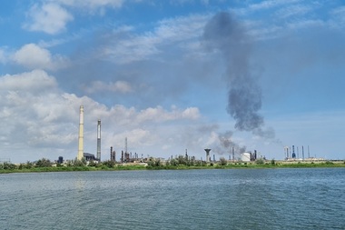 Rafinăria Petromidia, amendată de Garda de Mediu Constanţa cu 100.000 de lei în urma incendiului din urmă cu o lună