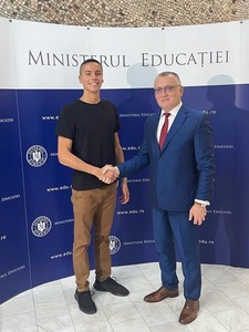 Sorin Cîmpeanu, impresionat de înotătorul David Popovici: Bun simţ, educaţie, modestie, inteligenţă, dincolo de performanţele sportive / Despre orele de sport: Trebuie să vedem cum putem aşeza un număr de două ore de sport pe săptămână