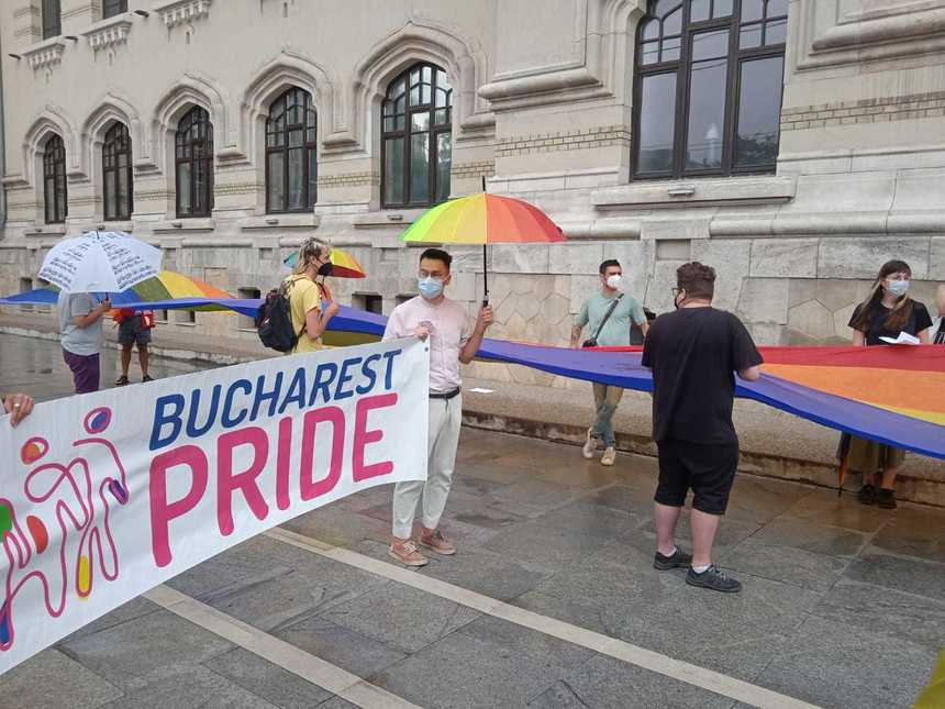 UPDATE - Protest al comunităţii LGBT la Primăria Capitalei, care nu a autorizat marşul Bucharest Pride pe Calea Victoriei / PMB: S-au oferit mai multe opţiuni  pentru organizarea marşului / Primăria invită reprezentanţii ACCEPT la o nouă discuţie - FOTO