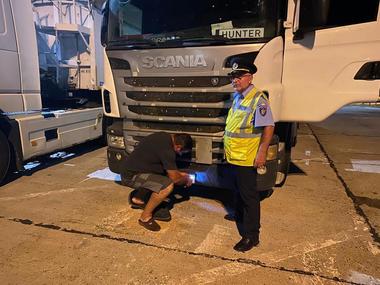 Controalele la vehiculele de transport marfă care merg spre sau dinspre Portul Constanţa. Au fost date amenzi de peste un milion de lei - FOTO