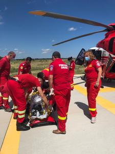 Neamţ: Una dintre adolescentele care a suferit arsuri după ce s-a urcat pe un tren de marfă va fi transferată cu un elicopter SMURD la un spital din Iaşi 