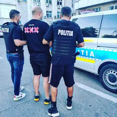 Un bărbat condamnat în Portugalia la patru ani şi şase luni de închisoare pentru infracţiuni informatice, prins în judeţul Dolj - VIDEO