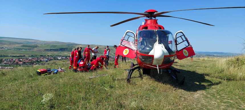 Cluj: ISU a intervenit pentru a salva viaţa unui paraşutist în localitatea Dezmir. Tânărul de 23 de ani era conştient şi cooperant - FOTO