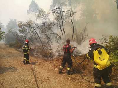 MAI a publicat imagini cu pompierii români care intervin la incendiile din Grecia. În total, sunt 108 pompieri care acţionează - FOTO 