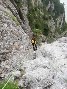 Şapte intervenţii ale Salvamont, în acest week-end, pe Valea Prahovei, pentru recuperarea unor turişti care s-au accidentat ori s-au rătăcit pe traseele montane - VIDEO