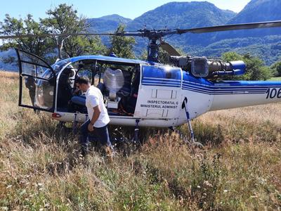 Piloţii IGAv s-au alăturat unui proiect de ajutorare a locuitorilor dintr-un sat izolat din Caraş-Severin / 80 de oameni trăiesc izolaţi, la peste 1.000 de metri altitudine / Materiale pentru dotarea cabinetelor medicale, transportate cu elicopterul
