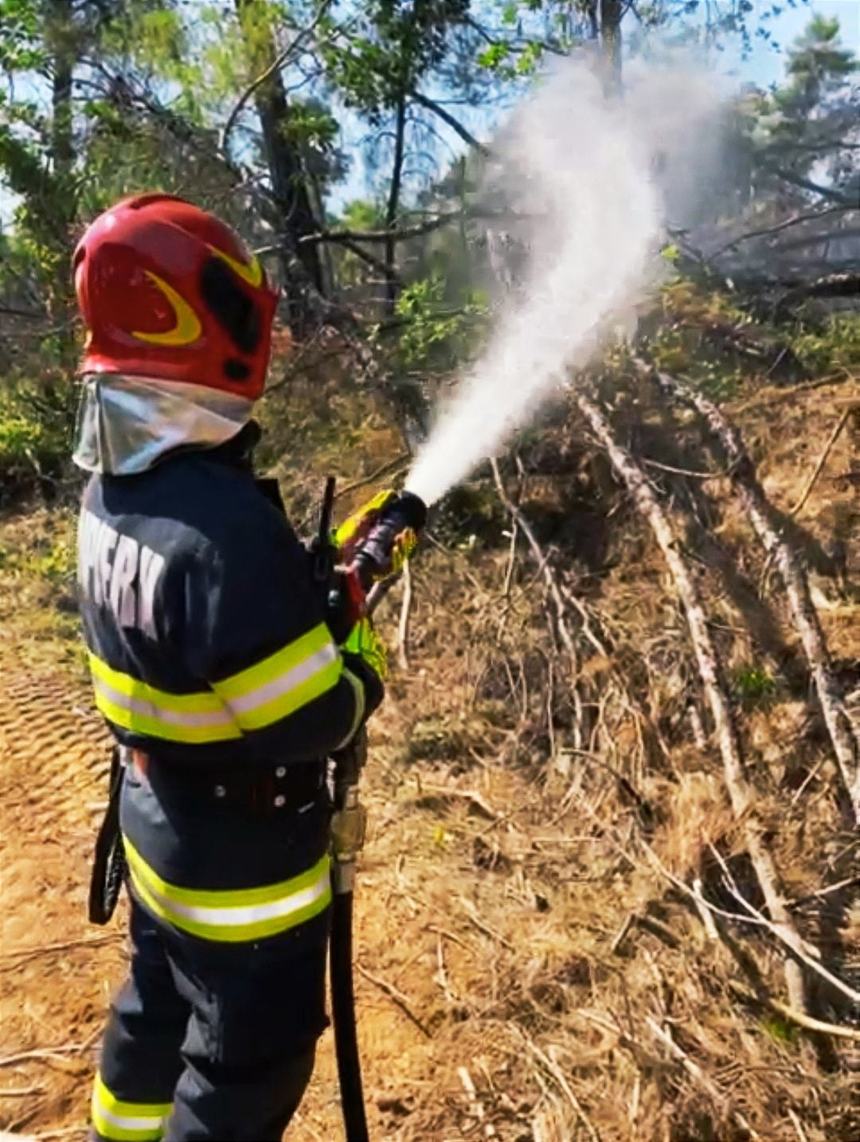 Mesaje ale pompierilor care intervin pentru stingerea incendiilor din Grecia, postate pe Facebook de ISU Buzău: Când ne întorceam de la intervenţie, murdari şi obosiţi, am fost aşteptaţi de un grup de localnici pentru a ne aplauda şi mulţumi - FOTO