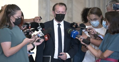 Premierul Cîţu anunţă un proiect pilot pentru persoanele care se vaccinează. Acestea vor primi vouchere de 100 lei