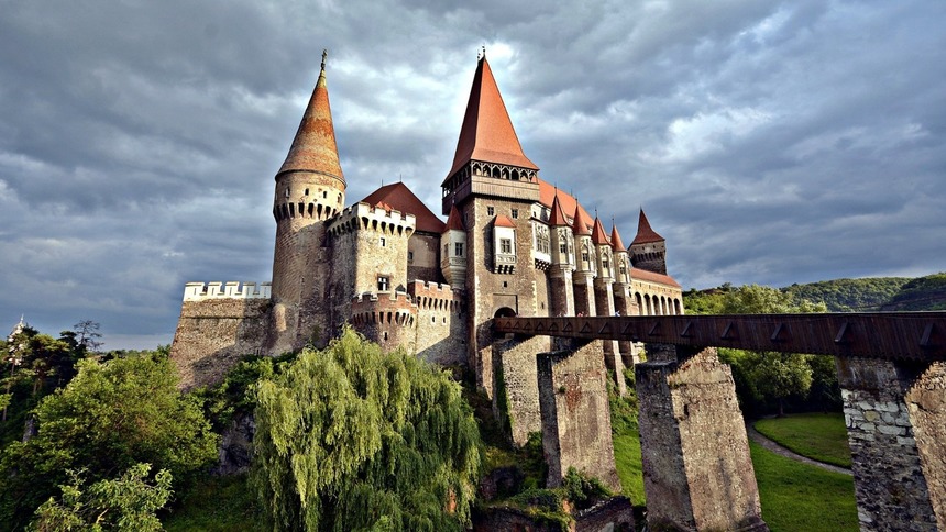 Pompierii alpinişti din Hunedoara vor face unul dintre cele mai dificile antrenamente la Castelul Corvinilor
