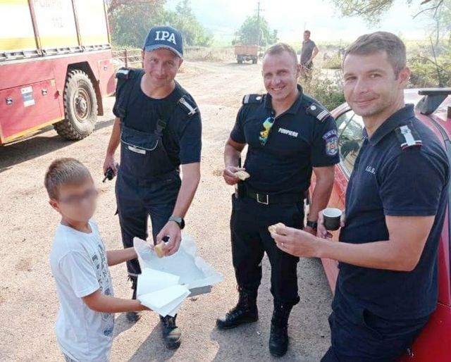 Pompierii români care luptă cu flăcările în Grecia, apreciaţi de localnici care le duc frecvent apă rece / Un copil i-a vizitat cu plăcinte şi porumb fiert

