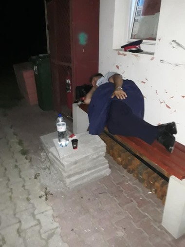 UPDATE - Un angajat CFR reclamă condiţiile în care sunt nevoiţi să se odihnească şefii de tren în staţia Deda: pe bancă, în gară / Dacă a refuzat să doarmă pe bancă şi a plecat în cursă a fost cercetat disciplinar / Precizările CFR - FOTO
