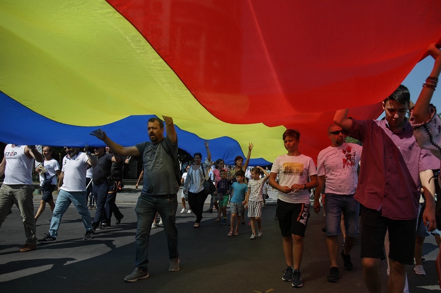 Marşul Normalităţii organizat de Noua Dreaptă - Câteva sute de participanţi de toate vârstele, unii îmbrăcaţi în port popular, purtând icoane şi pancarte cu mesaje anti-LGBT, dar şi împotriva persoanelor publice care susţin comunitatea LGBT - FOTO