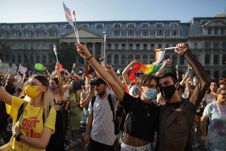 Organizatoarea Bucharest Pride, amendată cu 7000 de lei pentru depăşirea numărului de 500 de participanţi, anunţă că va contesta amenda / ACCEPT estimează la 10.000 numărul participanţilor - FOTO