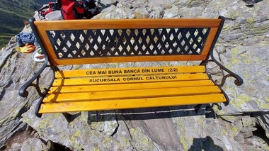 Imagini cu o bancă din lemn şi fier, care ar fi montată pe un vârf din Făgăraş, postate pe internet. Şeful Salvamont Argeş spune că cel care a instalat-o ar trebui amendat şi că banca va fi demontată - FOTO
