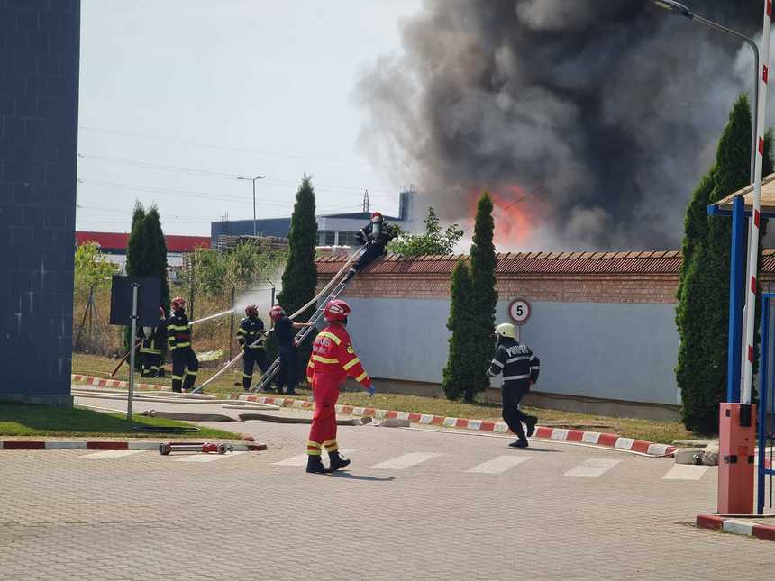 Pompierii intervin pentru stingerea unui incendiu la un depozit de materiale plastice din Alba Iulia - FOTO, VIDEO