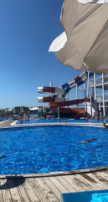 Două piscine ale unei unităţi de cazare din Murighiol au fost închise de inspectorii ANPC din cauza mai multor nereguli, printre care şi prezenţa bacilului piocianic. Unitatea a fost amendată cu 35.000 de lei - FOTO
