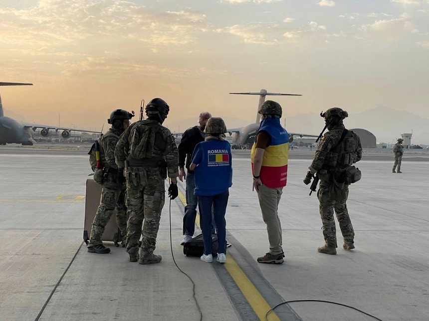 MAE - Un român, preluat de la Kabul de aeronava Forţelor Aeriene şi dus la Islamabad. Accesul altor români spre aeroport nu a fost încă posibil. Au fost făcute demersuri şi pentru preluarea unor colaboratori afgani şi a unor studenţi bursieri - FOTO