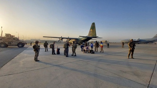MAE - Un grup de 14 cetăţeni români a ajuns în incinta aeroportului din Kabul şi urmează să fie evacuat