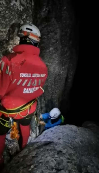 Acţiune de şapte ore a salvamontiştilor din Buşteni pentru recuperarea a doi turişti blocaţi în Bucegi - VIDEO