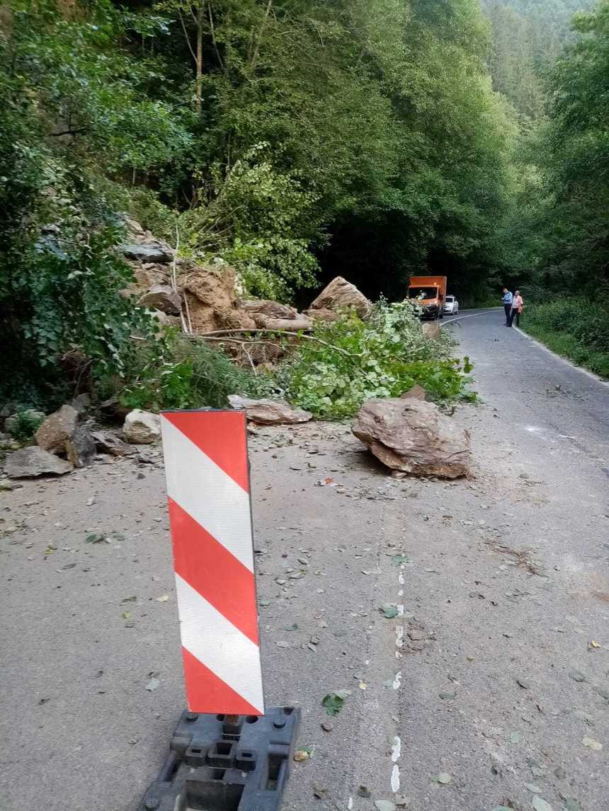 UPDATE - Trafic rutier întrerupt pe DN 17B, în judeţul Suceava, după ce pietre desprinse de pe versant au căzut pe şosea, blocând ambele sensuri