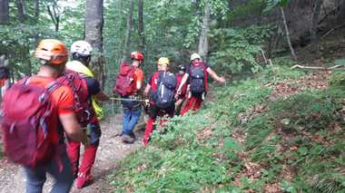 Prahova: Acţiune dificilă de coborâre a unui turist care s-a accidentat pe munte. Bărbatul a fost coborât cu targa, după patru ore - VIDEO