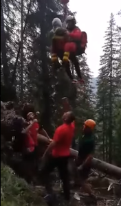 Braşov: Turist căzut 30 de metri în gol pe munte, recuperat cu ajutorul unui elicopter - VIDEO