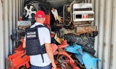 Zeci de piese şi dispozitive agricole cu grad avansat de uzură, descoperite într-un container sosit din Japonia în Portul Constanţa Sud Agigea - FOTO

