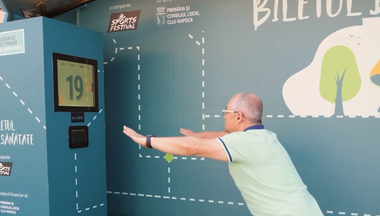 Emil Boc a făcut genuflexiuni la staţia sportivă smart din centrul municipiului Cluj-Napoca, pentru un bilet gratuit pentru transportul public/ Şi anul trecut a făcut un gest similar - VIDEO