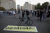 Câteve zeci de persoane s-au strâns, sâmbătă după-amiază, în Piaţa Victoriei pentru a manifesta împotriva premierului Florin Cîţu - FOTO, VIDEO