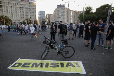 Câteve zeci de persoane s-au strâns, sâmbătă după-amiază, în Piaţa Victoriei pentru a manifesta împotriva premierului Florin Cîţu - FOTO, VIDEO