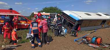 UPDATE - Bihor: Un autobuz s-a răsturnat pe DN 19/ A fost activat Planul roşu de intervenţie/ Au fost mobilizate şi două elicoptere SMURD/ 23 de persoane implicate, 12 sunt evaluate medical - FOTO, VIDEO