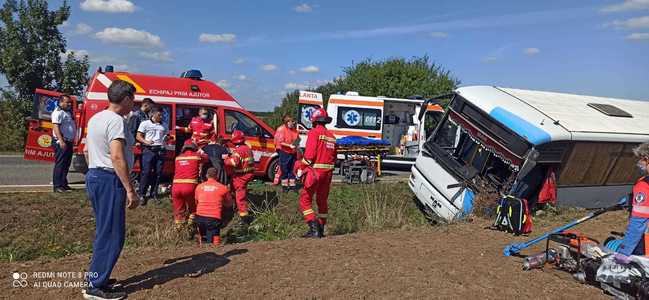 Opt persoane, transportate la spital în urma accidentului din judeţul Bihor, două fiind grav rănite/ Una dintre victime era prinsă sub autobuzul răsturnat