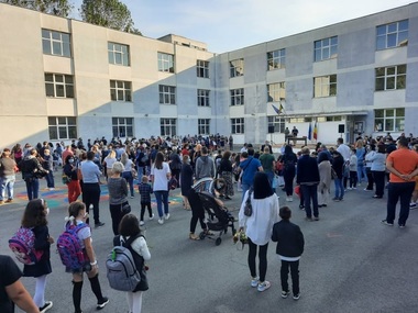 REPORTAJ - Al doilea an şcolar început în pandemie, la careu, cu mască. Director: „Numai împreună, părinţi, elevi şi profesori, puteam traversa această perioadă dificilă!” - FOTO