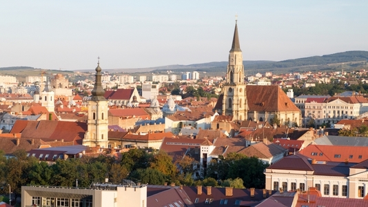 Restricţii la Cluj-Napoca şi în şase comune, începând de vineri/ Accesul la competiţii sportive, restaurante, cinematografe, săli de fitness, doar pentru persoanele vaccinate, testate sau trecute prin boală