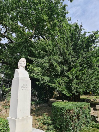 N. Dan: Chipuri mai luminoase pentru Mihai Eminescu şi Ion Creangă în Parcul Cişmigiu. Am obţinut autorizaţia pentru curăţarea statuilor / Val de ironii la adresa edilului: Pute înfiorător. Nu vă pute, că e vizavi de Primărie?
