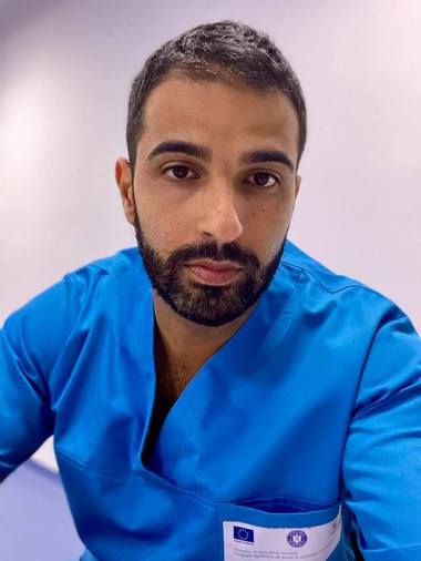 Medic: Ştiu că aveţi o listă lungă cu “motivele” pentru care nu vreţi să vă vaccinaţi, dar şi eu am o listă … DE AŞTEPTARE! Mai lungă decât a voastră / Nu mai bine staţi la coadă la un centru de vaccinare, decât să staţi cu zilele în UPU aşteptând un pat? 