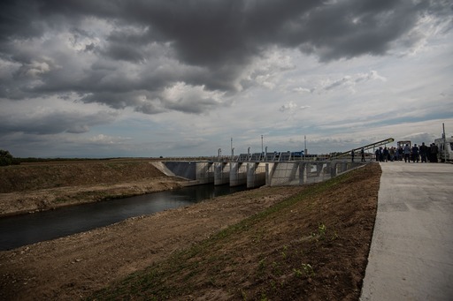 Primul dintre cele 12 sisteme de filtrare a deşeurilor pentru a împiedica trecerea gunoiului fluvial în ţările vecine, instalat în judeţul Bihor 