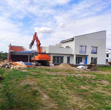 Primar din judeţul Timiş, către localnici: Nu vă apucaţi de construit fără a avea acte / Dacă punerea în legalitate va presupune demolare, atunci asta sa va întâmpla. Şi au început primele demolări 