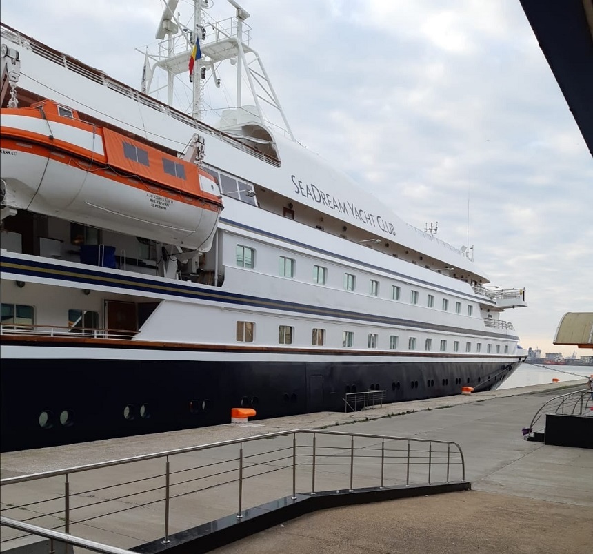 O navă maritimă de pasageri, cu peste 150 de persoane la bord, a acostat în Portul Constanţa/ Este prima escală a unei nave de pasageri în portul de la malul mării după aproape doi ani - FOTO
