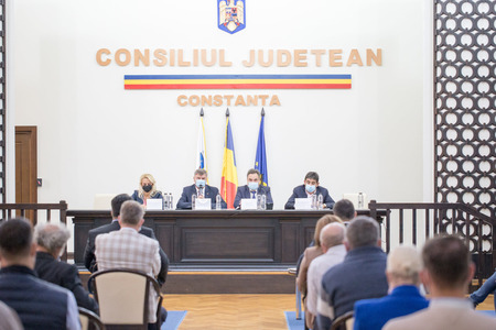 Preşedintele Asociaţiei Elevilor din Constanţa nu a fost lăsat să intre la şedinţa Consiliului Judeţean de un paznic şi acuză s-a produs un abuz - VIDEO