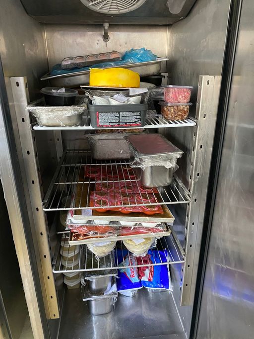Două hoteluri de cinci stele din Bucureşti, amendate de Protecţia Consumatorilor după ce au fost găsite produse alimentare expirate sau alterate, insecte în zona bucătăriei, dar şi păr, pete şi mizerie în camere - FOTO